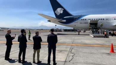 Funcionarios de la embajada de Rusia y de la empresa Birmex observan el desembarco de las 200 mil dosis de la vacuna Sputnik en el Aeropuerto Internacional de la Ciudad de México, el 10 de marzo de 2021. Foto José Antonio López