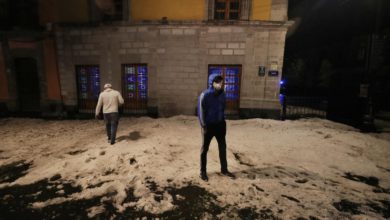 Calles del Centro Histórico de la Ciudad de México quedaron tapizadas por el granizo y algunos encharcamientos por la tormenta de ayer. Foto Marco Peláez