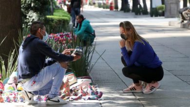 Una turista negocia con un comerciante sobre Avenida Paseo de la Reforma, el 3 de febrero de 2021. Foto José Antonio López