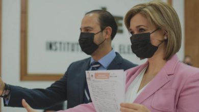 El dirigente nacional del PAN, Marko Cortés, y María Eugenia Campos, durante el registro de ésta como candidata a la gubernatura ante el Instituto Estatal Electoral de Chihuahua, el pasado 15 de marzo e 2021. Foto tomada del Twitter de @MaruCampos_G