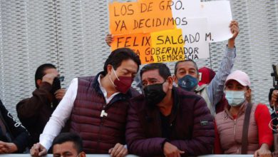 El aspirante de Morena para la gubernatura de Guerrero, Félix Salgado Macedonio, y el dirigente del partido, Mario Delgado