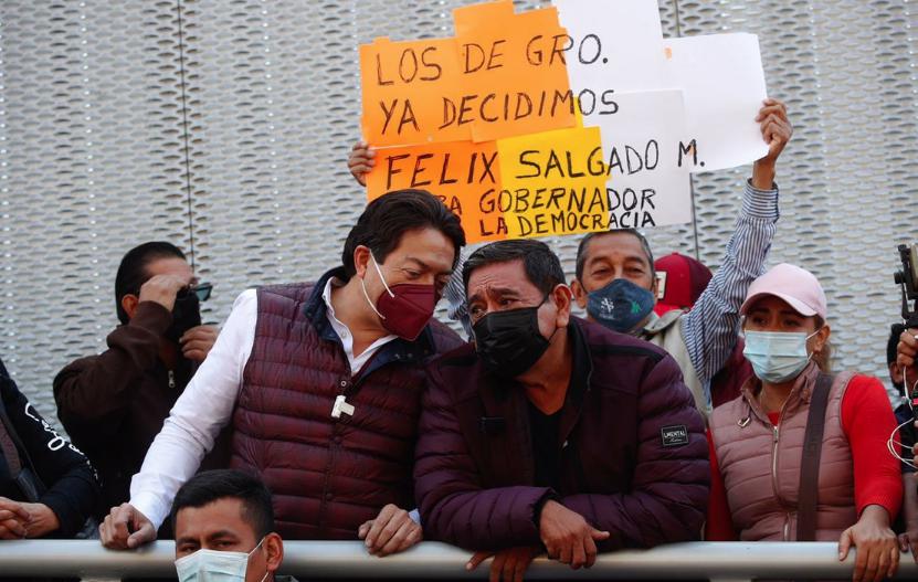 El aspirante de Morena para la gubernatura de Guerrero, Félix Salgado Macedonio, y el dirigente del partido, Mario Delgado