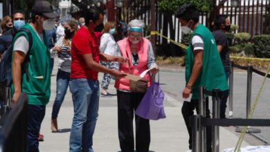 Adultos mayores en las instalaciones de la Escuela Nacional de Ciencias Biológicas Unidad Zacatenco del IPN, para la colocación de la vacuna Sputnik V contra Covid-19, en la alcaldía Gustavo A. Madero. Foto Cristina Rodríguez