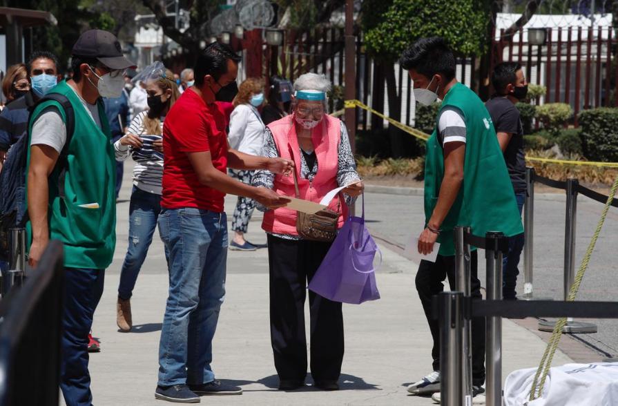 Adultos mayores en las instalaciones de la Escuela Nacional de Ciencias Biológicas Unidad Zacatenco del IPN, para la colocación de la vacuna Sputnik V contra Covid-19, en la alcaldía Gustavo A. Madero. Foto Cristina Rodríguez