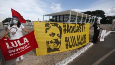 Simpatizantes del ex presidente brasileño Luiz Inácio Lula da Silva afuera del Supremo Tribunal Federal en Brasilia, el pasado 14 de abril de 2021. Foto Xinhua