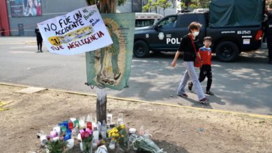 Una ofrenda floral en memoria de las víctimas, tras el colapso de la estructura del Metro de la Línea 12 ocurrido entre las estaciones Olivos y Tezonco, fue colocada por vecinos de la alcaldía Tláhuac, en la Ciudad de México, el 5 de mayo de 2021. Foto Luis Castillo