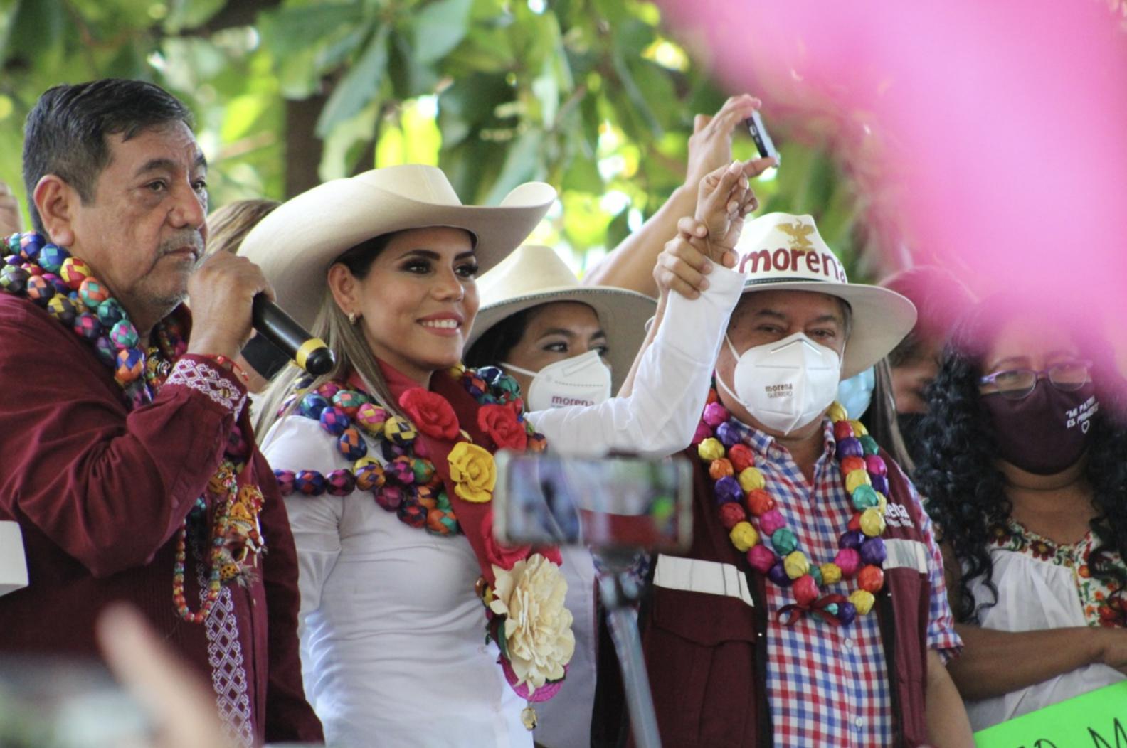 Evelyn Salgado Pineda durante su primer acto de campaña en Acapulco, Guerrero; la acompañó su padre, Félix Salgado Macedonio. Foto Héctor Briseño