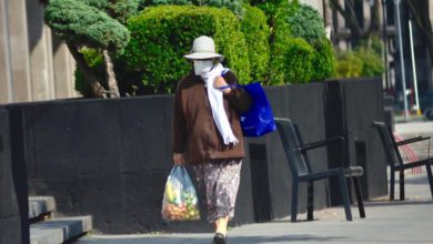 Mujer de la tercera edad caminando en la ciudad