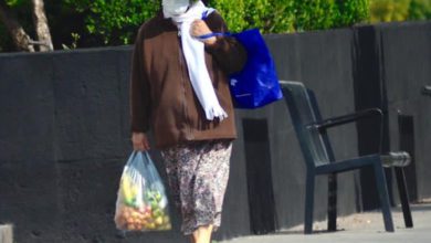 Mujer de la tercera edad caminando en la ciudad