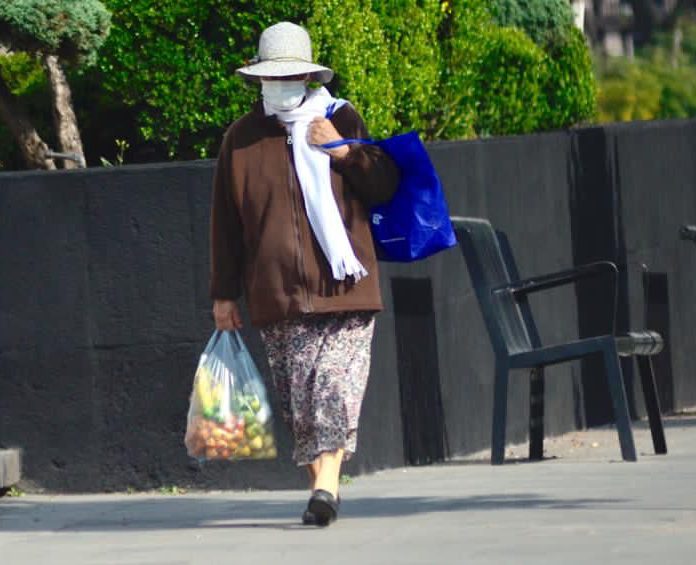 Mujer de la tercera edad caminando en la ciudad