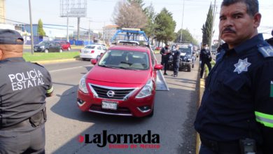 Elementos de la SS custodiando el automóvil robado