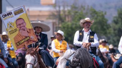 El candidato del PRD, Omar Ortega, a la diputación local montando a caballo acompañado por militantes