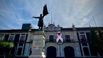 Estatua de Miguel Hidalgo frente a la fachada de la Cámara de Diputados