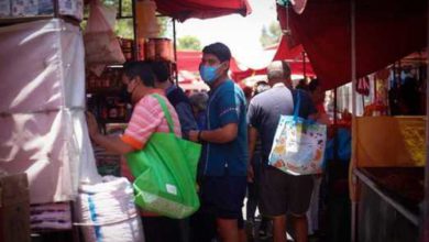 Tianguistas ocupando el paso de las calles, impidiendo el tránsito