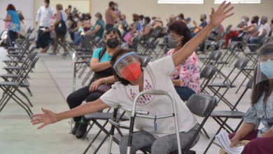 mujer usando muletas, feliz por recibir vacuna contra covid-19 en el Estado de México