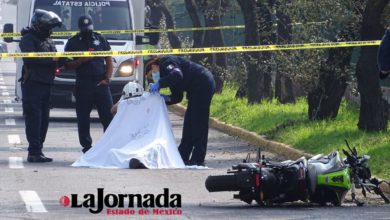 cuerpo de motociclista cubierto, elementos de seguridad pública resguardan la zona