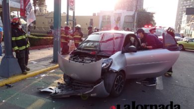 Vehículo Smart chocado, conducido por una mujer