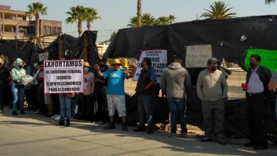 Los manifestantes frente a la obra del centro de Tultepec