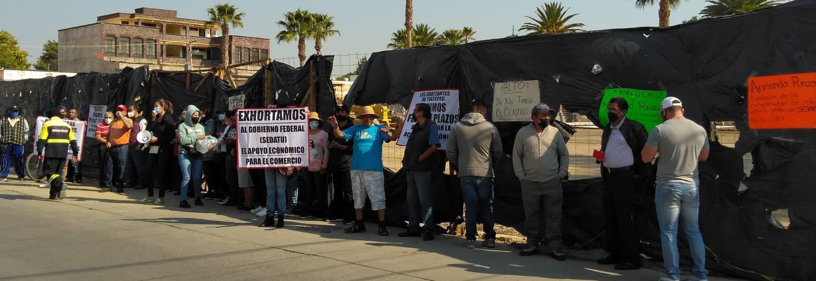 Los manifestantes frente a la obra del centro de Tultepec