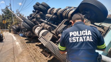 Policía estatal levanta datos de tráiler volcado