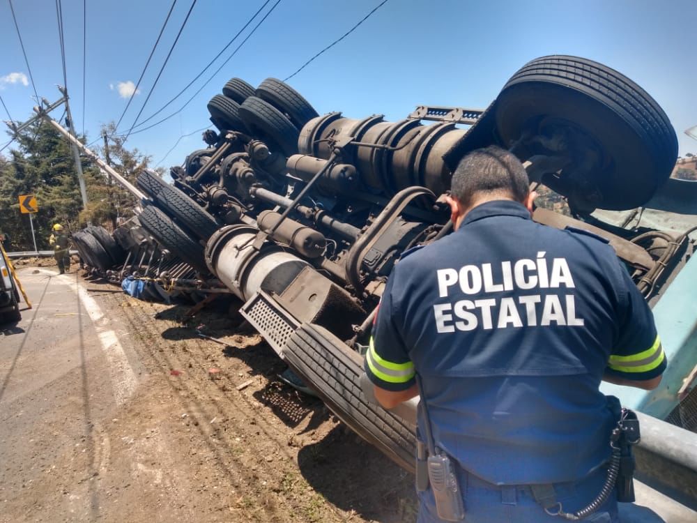 Policía estatal levanta datos de tráiler volcado