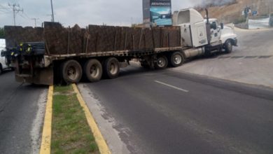 La pesada unidad obstruye la vialidad en ambos sentidos