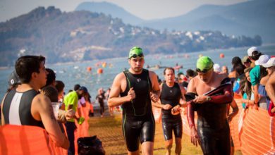 competidores corriendo con gorra verde