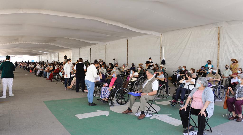 Personas de Coacalco recibiendo la vacuna contra Covid