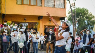 La candidata a la alcaldía de Valle de Bravo en gira de trabajo rodeada de gente