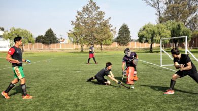 Niños jugando futbol