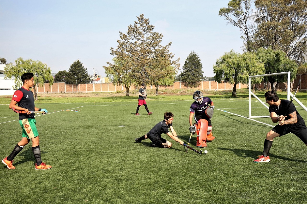 Niños jugando futbol