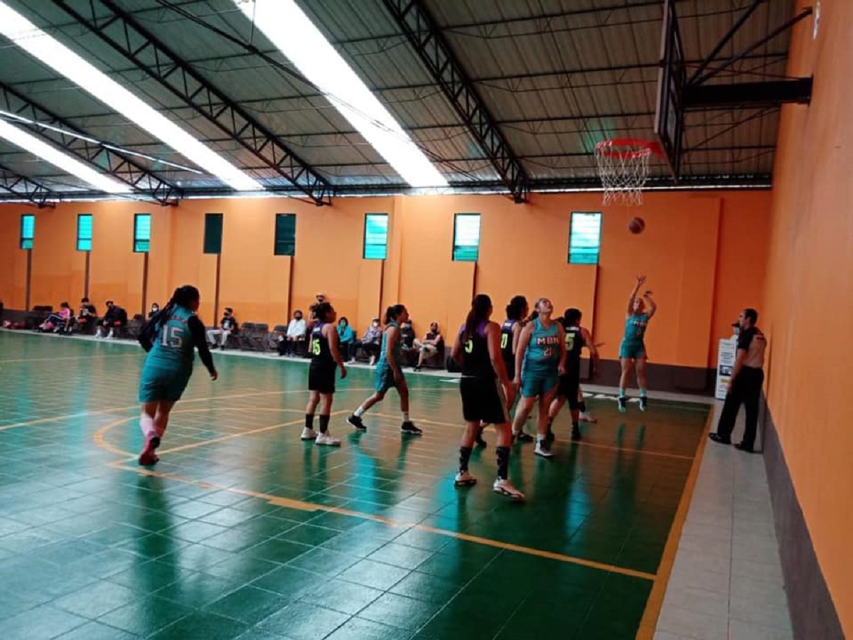 Jugadoras de basquetbol en torneo