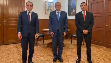 Los funcionarios federales acompañando al presidente de México