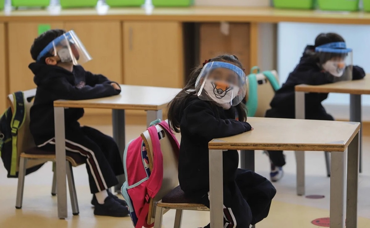 Niños en clase presencial