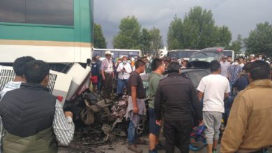 El vehículo impactó contra la parte trasera de un autobús