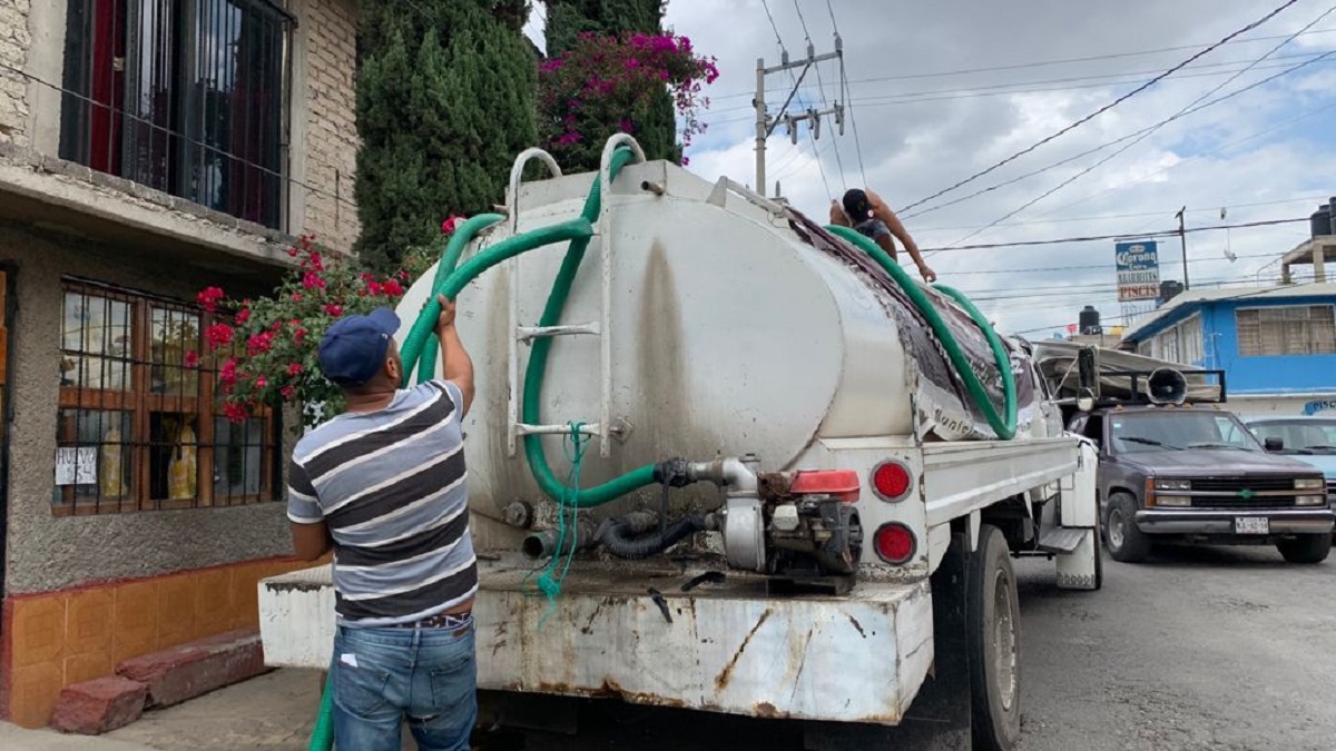 Trabajador distribuyendo agua