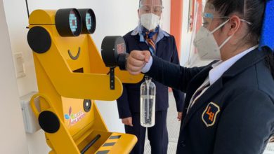 Niña en escuela siguiendo los procolos