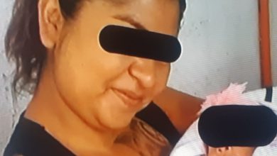 La mujer identificada como Irandi con uno de sus hijos en brazos