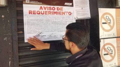 Funcionario colocando el sello de suspensión