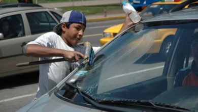 Niño trabajando en crucero de Naucalpan