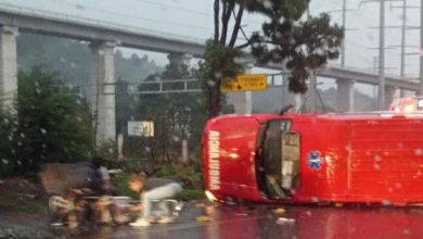 La ambulancia volcada en la carretera México-Toluca