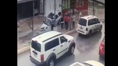 cae auto a socavón