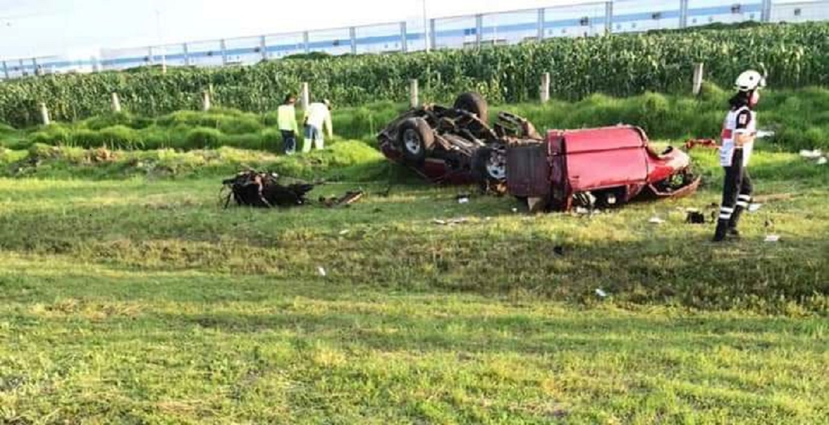 Camioneta volcada