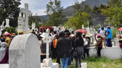 Familiares de Itzel en el panteón