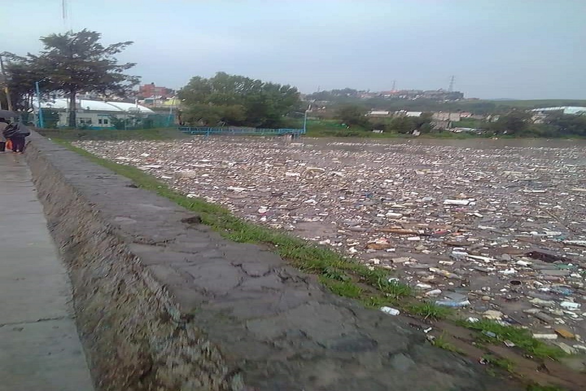 Presa El Tejocote llena de basura