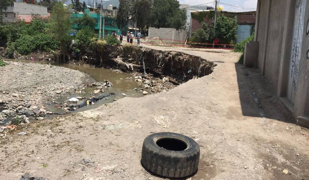 se lleva el agua el borde del canal