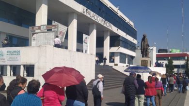 contribuyentes en la explanada de Naucalpan