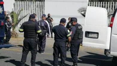 Granada abandonada afuera de una escuela