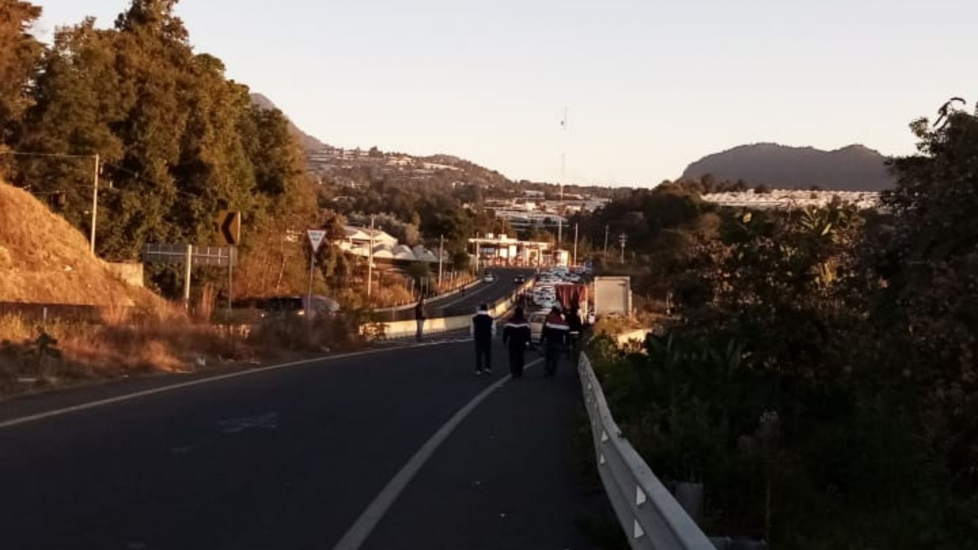 Taxistas realizan bloqueos carreteros