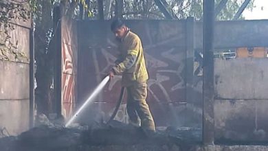 Bomberos de Valle de Chalco acudieron a sofocar un incendio de pastizal y llantas que amenazaba con extender a las casas cercanas